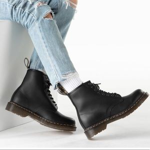 Dr Martins, LUANA boots in black.